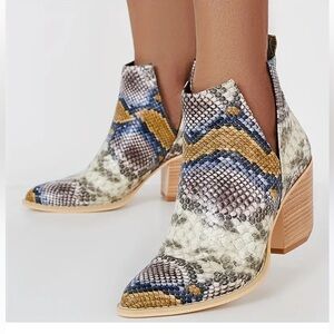 Arider Girl women's snake print ankle boots size 8.5